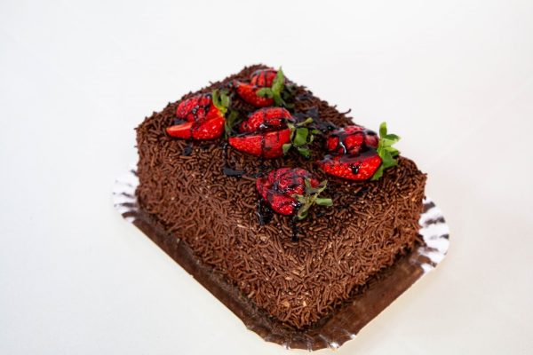 Bolo de Brigadeiro com Morangos
